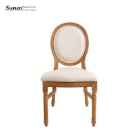 Chaise de salle à manger empilable en résine Louis avec dossier médaillon rembourré et coussin en tissu pour location événementielle (mariages, fêtes)