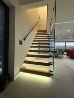 Escalier flottant en bois massif de chêne blanc américain CBMmart avec marches en bois et garde-corps en verre en forme de U pour usage intérieur