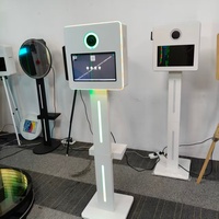 Cabina de Fotos Portátil Compacta de Impresión Instantánea |   Pantalla Táctil de 15.6 Pulgadas con Ranura para Cámara SLR/DSLR |   Alquiler Fácil de Instalar para Interiores/Exteriores