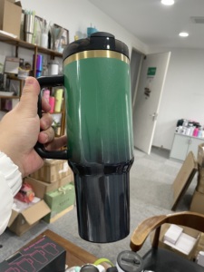Nueva Botella de Agua de Viaje con Aislamiento al Vacío, 40oz, H2.0, Color Rojo y Verde Degradado, con Brillo y Recubrimiento Dorado Láser, para Envoltura UV, Navidad, Estados Unidos - Product Image 4