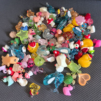 Random 100Pcs Miniatuur Speelgoed Dier Figuur 3d Kleine Mini Bom Hars Beeldje Micro Tuin Sculptuur Object Voor Mang Dai Blind Tas