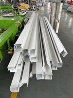 Rail de guidage robuste coupe-vent pour porte à enroulement, rail latéral en acier galvanisé pour porte à enroulement d'entrepôt industriel