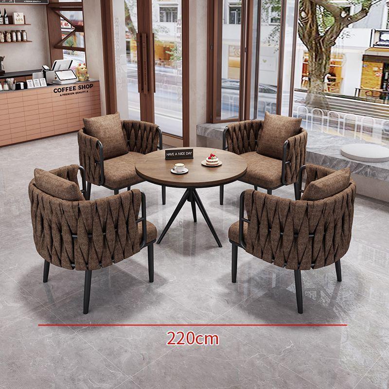 Un conjunto de 70 mesas redondas para cuatro personas.