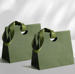 Logo personalizzato stampato <span class=keywords><strong>di</strong></span> alta qualità con Texture <span class=keywords><strong>di</strong></span> <span class=keywords><strong>carta</strong></span> borsa spessita per cosmetici goffratura nastro per negozio <span class=keywords><strong>di</strong></span> abbigliamento supermercato - Product Image 1