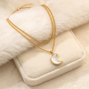Cadena cubana de doble capa chapada en oro al por mayor, colgante de luna creciente de nácar blanco natural, joyería elegante para mujer - Product Image 2