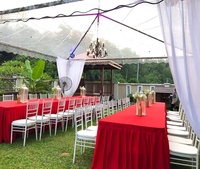 Chaise Chiavari en métal doré avec coussin blanc, empilable, pour mariage, banquet, événement, salle à manger, location pour fêtes