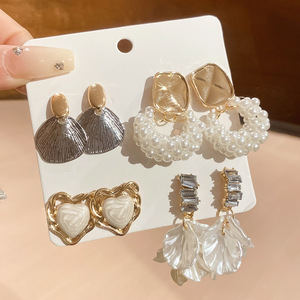 En gros Boucles d'oreilles pour femmes, élégantes et décontractées, à tige en argent, motif fleur, perle et strass, lot - Product Image 1