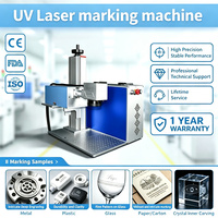 Marqueur laser UV pour le codage des étiquettes de bouteilles d'emballages pharmaceutiques sur la ligne de production de remplissage, utilisation en usine pour les opérations d'emballage quotidiennes