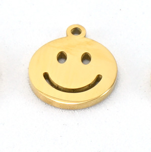Charme visage souriant en acier inoxydable PVD 18K en argent ou en or |   Breloque Emoji Ludique pour la Création de Bijoux DIY |   Hypoallergénique et résistant à l'eau - Product Image 3