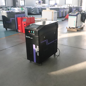 Nettoyeur laser à impulsions de 500 W de puissance maximale, machine de nettoyage laser rapide pour l'élimination de la rouille, des graffitis sur les façades, des traces de fumée et de suie - Product Image 1