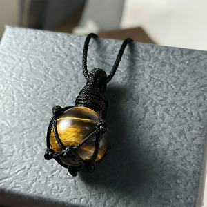 Vente en gros de pendentifs en œil de tigre jaune tissé, petits, élégants, bijoux bohèmes, adaptés à la Saint-Valentin, pour hommes et femmes - Product Image 2