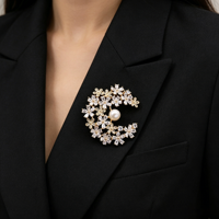 Broche artisanale en perles de culture pour le marché artisanal, design unique, cadeau fait main pour elle, bijoux pour occasions spéciales
