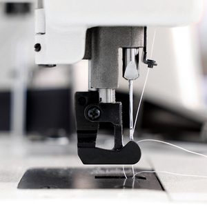 Macchina da Cucire Industriale di Alta Qualità per Nastro Metallico 300U con Alimentazione Automatica dell'Ago - Product Image 5