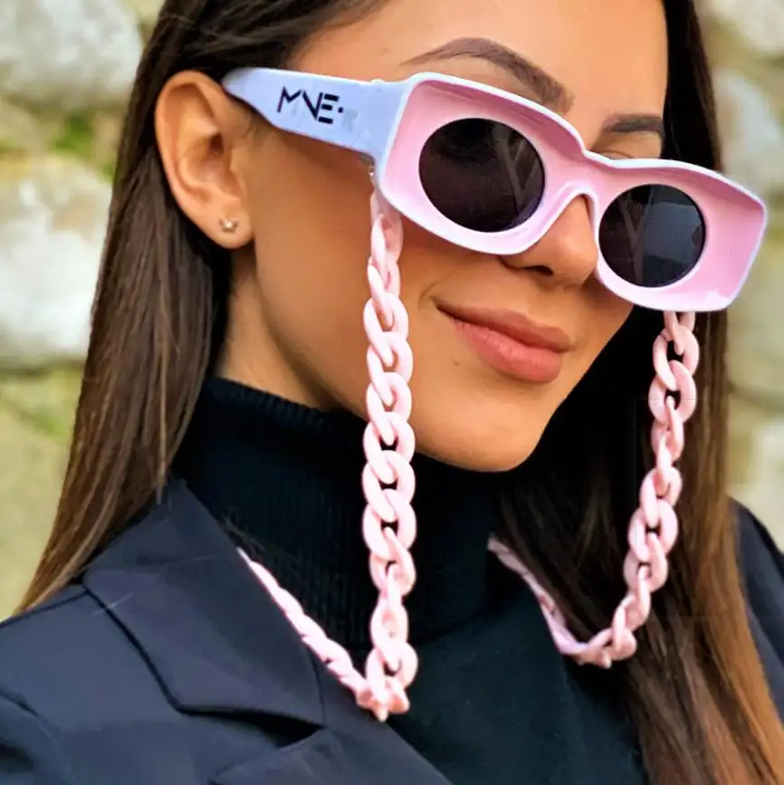 Weiß sonnenbrille mit rosa kette