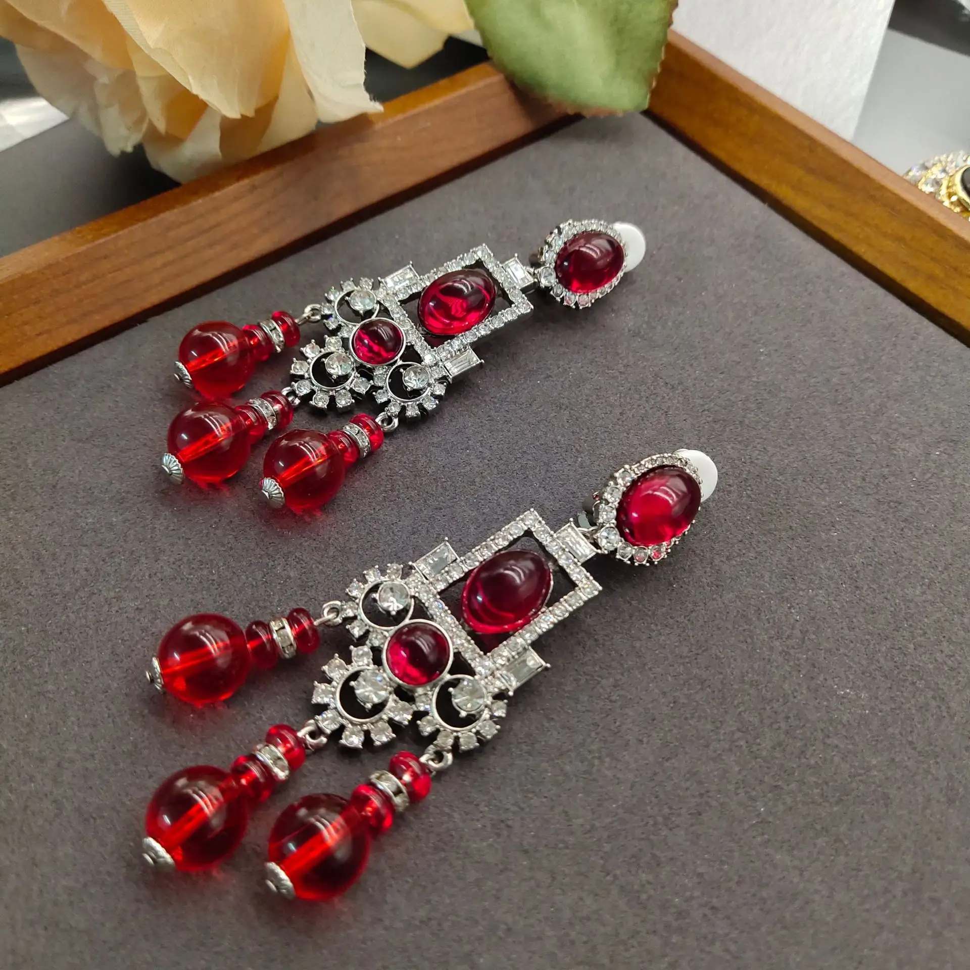 Chất lượng hàng đầu thời trang Retro Vintage Red Glass Bead Tassel ear Clip đồ trang sức bông tai