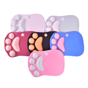 Tapis de souris de <span class=keywords><strong>jeu</strong></span> en mousse à mémoire de silicone souple Anime mignon patte de chat Support de repose-poignet confortable pour une utilisation au bureau - Product Image 1