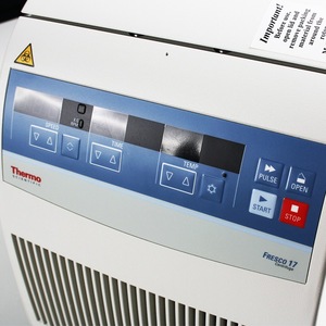เครื่องหมุนเหวี่ยงขนาดเล็กแบบระบายอากาศ Fresco 17 ความจุ 2.0/1.5 มล. ความเร็ว 14500 รอบต่อนาที แรงหมุนเหวี่ยง 31554xg สำหรับใช้ในห้องปฏิบัติการ - Product Image 2