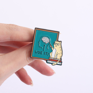 Mèo giáo viên men pin dễ thương mèo giảng dạy sử dụng nó não khuyến khích suy nghĩ Trâm ve áo huy hiệu phim hoạt hình đồ trang sức quà tặng bán buôn - Product Image 4