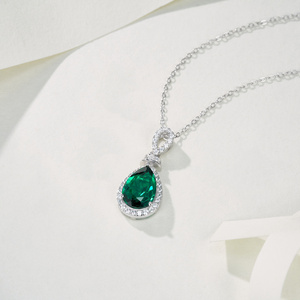 Collar con Colgante de Esmeralda Creada en Laboratorio con Corte de Pera en Plata de Ley 925, Halo con Detalles de Diamantes, Joyería Fina para Mujer - Product Image 3
