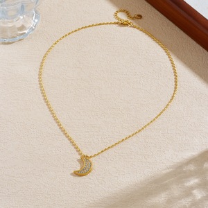 Collana con Ciondolo <span class=keywords><strong>Luna</strong></span> in Acciaio Inossidabile Placcato Oro con Diamanti, Design alla Moda, Gioiello Semplice TGXL11132 - Product Image 3