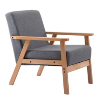 Fauteuil de salon individuel au design moderne avec dossier large et assise en tissu doux, fauteuil en bois pour un salon confortable
