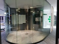 Cloison en verre ronde ultra-transparente au design moderne et courbé pour centre commercial, salle de sport et école