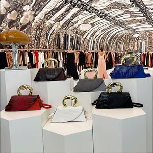 Sac à bandoulière pour femme élégant et luxueux, design directement de l'usine en cuir PU - Product Image 2