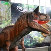 Modèle de dinosaure Carnotaurus animatronique grandeur nature Gecai pour parcs à thème, centres commerciaux, parcs d'attractions, sites touristiques