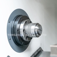 Tour CNC compact à lit plat avec guides linéaires de précision, pinces hydrauliques et outils de type gang pour travaux légers