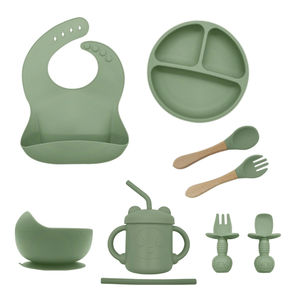 ชุดจานชามเด็กแบบกำหนดเองจากโรงงาน ชุดจานแบ่งส่วนสำหรับเด็กวัยหัดเดิน ชุดอาหารปลอดสาร BPA ชามซิลิโคนพร้อมฐานดูด ผ้ากันเปื้อนสำหรับเด็ก - Product Image 6