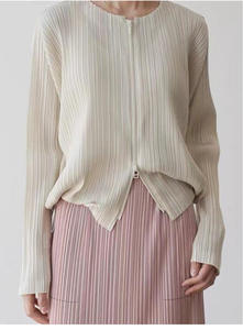 Manteau pour femme noir fin et élégant, plissé, de haute qualité, écologique, respirant, 100% polyester, style minimaliste haut de gamme - Product Image 3