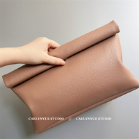 Prêt à expédier sombre Simple rétro Style britannique pochette pour femmes étanche en cuir souple bord roulé sac de maquillage à main