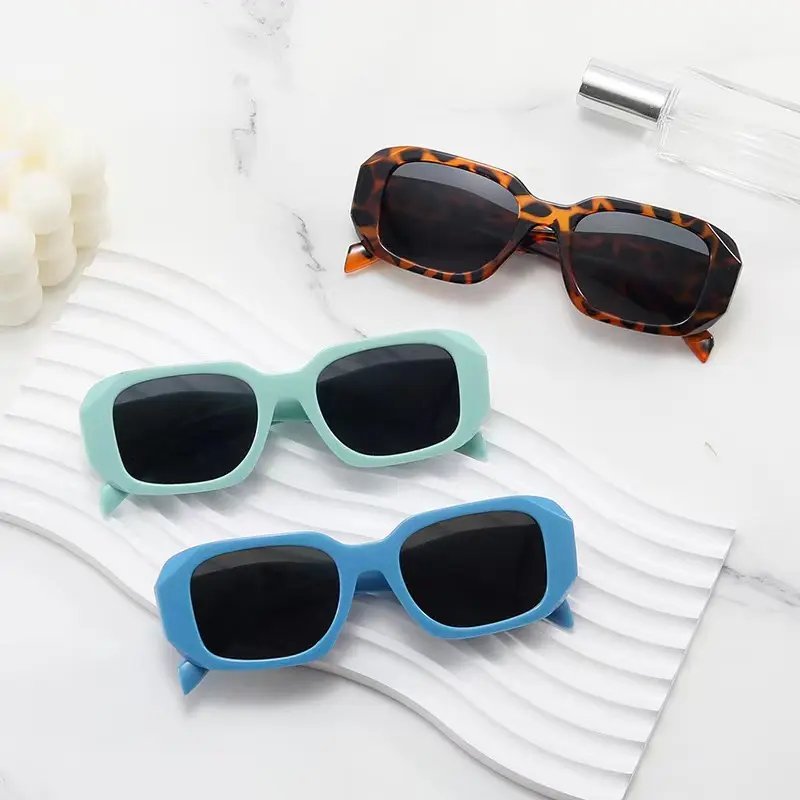 2024 sıcak satış Unisex kare kadınlar tasarımcı klasik güneş gözlüğü erkekler küçük gömme çerçeve Vintage güneş gözlüğü 2024