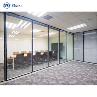 Mampara de Vidrio Moderna para Oficina Graki, Marco de Aluminio, Aislamiento Acústico de 45dB, Diseño Duradero, 90mm de Grosor, Ecológica, para Escuelas