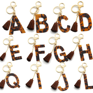 Llavero de acrílico con borla, llavero con letra inicial a la moda para bolso o recuerdo - Product Image 1