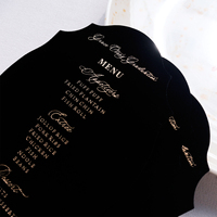 Cartes de menu personnalisées en velours noir avec texte doré et pompons – Décoration de table vintage ornée pour mariages et fêtes d'anniversaire