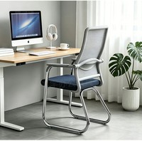 Chaise de bureau pour visiteurs avec dossier en tissu maillé noir et base en plastique |   Siège ergonomique rembourré au design moderne, appui-tête réglable, accoudoir fixe
