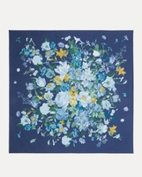 Écharpe en soie à motifs floraux peints à l'huile bleu-gris. Écharpe carrée imprimée numériquement. Personnalisation par lots et vente en gros disponibles.