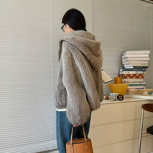 <span class=keywords><strong>Cappotto</strong></span> <span class=keywords><strong>di</strong></span> pelliccia in maglia <span class=keywords><strong>di</strong></span> <span class=keywords><strong>visone</strong></span> classico da donna <span class=keywords><strong>con</strong></span> <span class=keywords><strong>cappuccio</strong></span> alla moda Design classico Casual giacca invernale a breve lunghezza - Product Image 2