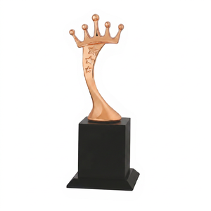 Trofeo de corona chapado en oro con estrellas grabadas en base negra, modelo 675 C, para deportes, juegos y premios de eventos. - Product Image 1