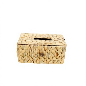 Boîte à mouchoirs rectangulaire en jacinthe d'eau tressée à la main avec fermeture à bouton en bois, moderne, imperméable et durable - Product Image 1