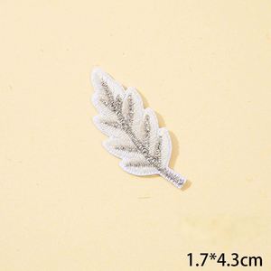 Patch brodé thermocollant en polyester argenté motif feuille fraîche pour sacs, vêtements, chapeaux et chaussures - Product Image 4