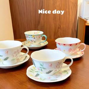 แก้วกาแฟเซรามิกนูนลายดอกไม้สามมิติพร้อมจานรองและหูจับ ดีไซน์เพ้นท์ลายด้วยมือ สำหรับดื่มน้ำชายามบ่าย - Product Image 4