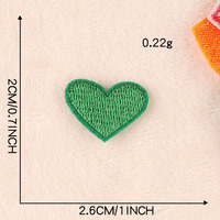 Venta caliente 2,5 cm lindo tamaño pequeño hierro de color en bordado Mini parches de corazón para ropa de niños