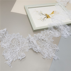 Encaje Chantilly Francés Guipur con Bordado de Pestañas y Cordón, Tela de Encaje para Vestidos de Novia y Velos, Modelo AFFINITY - Product Image 1