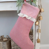 Vente en gros de chaussettes de Noël en polyester à volants et à rayures gingham pour décorations de cheminée de Noël