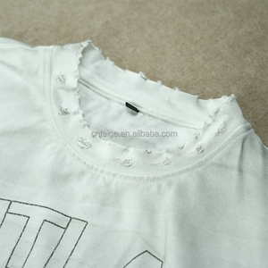 T-shirt da uomo bianca in cotone lavato effetto vintage, con stampa DTG, effetto sbiadito dal sole e strappi distressed - Product Image 6