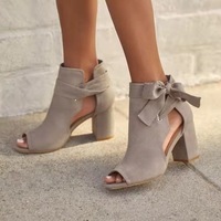 Bottines à talon carré en daim pour femme, à bout ouvert et découpes, avec nœud arrière, personnalisables (OEM/ODM), idéales pour les fêtes et mariages