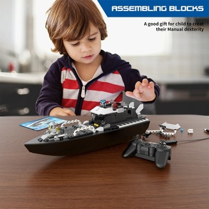 Bateau télécommandé Flytec V103 2 en 1, blocs de construction, 15 km/h, bateau de guerre militaire de police télécommandé avec câble USB, portée de 50 m pour enfants - Product Image 4