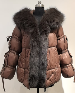 Giacca Corta Casual da Donna <span class=keywords><strong>Marrone</strong></span> Imbottita con Chiusura a Cerniera, Colletto in Pelliccia Sintetica, Dettaglio Logo e Design Accattivante |   Calore Invernale - Product Image 4